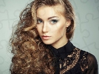 Blondwłosa, Kobieta