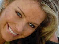 Blondynka, Jennifer Hawkins, Uśmiech