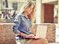 Blondynka, Uśmiechnięta, Kobieta, Laptop