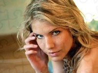 Blondynka, Iveta Vale, Spojrzenie