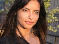 brązowe włosy, Adriana Lima, srebrny łańcuszek
