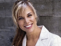 Uśmiechnięta, Brooke Burns