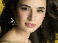 Brunetka, Mia Maestro, Kolczyki