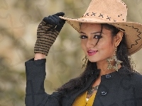 Brunetka, Aadi Shanvi, Kapelusz