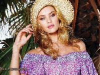 Candice Swanepoel, Kapelusz