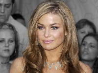 Carmen Electra, niebieski naszyjnik