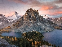 Góra Mount Assiniboine, Jezioro Sunburst Lake, Góry, Park Prowincjonalny Mount Assiniboine, Chmury, Kanada, Wschód słońca, Jeziora, Kolumbia Brytyjska, Jezioro Cerulean, Jesień