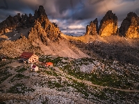 Schronisko, Śzczyty Tre Cime di Lavaredo, Zmierzch, Góry, Dolomity, Chmury, Włochy, Domy