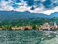 Jezioro, Miejscowość, Włochy, Sale Marasino, Lago di Iseo, Niebo, Chmury, Góry, Domy