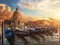 Poranek, Wenecja, Wschód słońca, Włochy, Gondole, Przystań, Canal Grande, Chmury, Domy, Łodzie