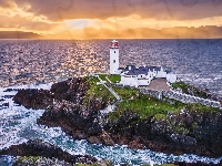 Portsalon, Irlandia, Wschód słońca, Latarnia morska, Fanad Head Lighthouse, Chmury, Morze, Skały