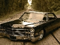 Chrom, Czarny, Cadillac DeVille, Tory