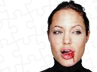 czarny golf, Angelina Jolie, krew