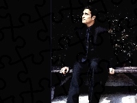 czarny strój, Joaquin Phoenix, ławka