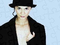 czarny strój, Audrey Tautou, kapelusz
