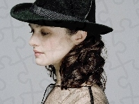 Czarny, Rachel Weisz, Kapelusz