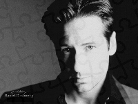 David Duchovny, ciemny strój