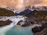 Rzeka, Góry Cordillera del Paine, Park Narodowy Torres del Paine, Patagonia, Chmury, Chile