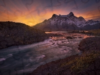 Zachód słońca, Park Narodowy Torres del Paine, Rzeka Paine River, Patagonia, Góry Torres del Paine, Szczyty, Chile, Ośnieżone
