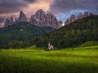 Dolina Val di Funes, Las, Chmury, Góry Dolomity, Włochy, Kościół św. Jana, Drzewa