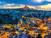 Kapadocja, Turcja, Park Narodowy Goreme, Oświetlone, Domy, Wieczór, Miasto Goreme, Skały