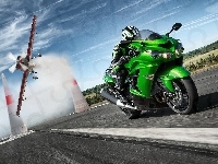 Droga, Kawasaki ZZR 1200, Samolot