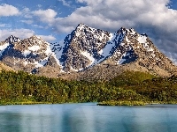Góry Lyngen Alps, Szczyty, Chmury, Ośnieżone, Norwegia, Rzeka Stortindelva, Drzewa