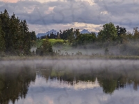 Góry, Drzewa, Jezioro, Chmury, Mgła