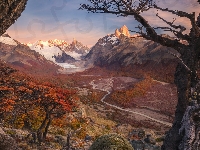 Góry, Patagonia, Argentyna, Park Narodowy Los Glaciares, Szczyt Fitz Roy, Rzeka, Rio de las Vueltas, Jesień, Drzewa