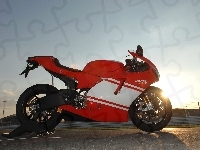 Ducati Desmosedici RR, Podnośnik