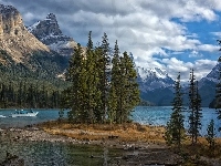 Park Narodowy Jasper, Drzewa, Wyspa Ducha, Góry, Motorówka, Kanada, Jezioro Maligne, Chmury