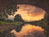 Dzielnica Sinfin, Derby, Zachód słońca, Chmury, Odbicie, Most, Anglia, Rzeka Trent and Mersey Canal, Drzewa