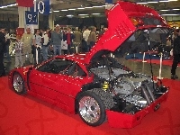 Ferrari F 40, Debiut, Silnik