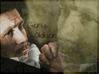 Gary Oldman, złożone ręce