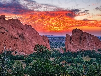 Skały, Stany Zjednoczone, Góry, Zachód słońca, Garden of the Gods, Kolorado, Drzewa