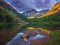 Góry Skaliste, Stan Kolorado, Las, Kamienie, Odbicie, Jezioro Maroon Lake, Stany Zjednoczone, Szczyty Maroon Bells, Roślinność