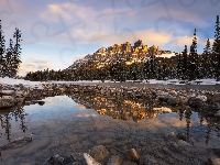 Alberta, Park Narodowy Banff, Bow River, Zima, Kanada, Góra, Rzeka, Chmury, Kamienie, Canadian Rockies, Las, Drzewa, Góry, Castle Mountain