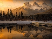 Three Sisters, Góry, Chmury, Alberta, Góry, Śnieg, Góra, Odbicie, Drzewa, Rzeka, Kanada, Zima, Las, Policeman Creek, Canadian Rockies