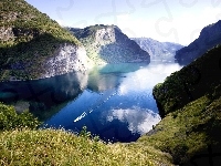 Góry, Norwegia, Fiord Naeroyfjord, Motorówka