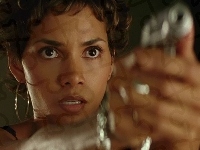 Halle Berry, wystraszona, broń