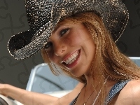 Ilary Blasi, Uśmiechnięta, Kapelusz