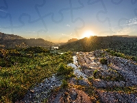Drzewa, Trawa, Skała, Park Narodowy Killarney, Wschód słońca, Góry, Irlandia, Promienie słońca