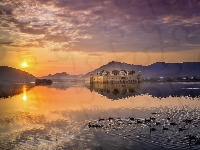 Chmury, Odbicie, Kaczki, Jaipur, Jezioro Man Sagar, Zachód słońca, Indie, Pałac Jal Mahal