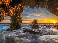 Hrabstwo Los Angeles, Malibu, Kalifornia, Stany Zjednoczone, Skały, Morze, Fale, Zachód słońca, Plaża El Matador Beach, Jaskinia