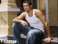 Jesse Metcalfe, białą koszulka