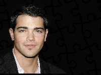 Jesse Metcalfe, ciemne włosy