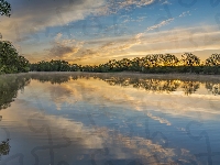Jezioro Sterenbachsee, Wschód słońca, Odbicie, Niemcy, Drzewa, Chmury, Dolina Wittlicha