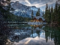 Park Narodowy Yoho, Chmury, Las, Jezioro Emerald Lake, Dom,  Kanada, Góry, Mostek