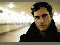 Joaquin Phoenix, czarny strój