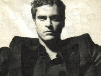 Joaquin Phoenix, czarny strój